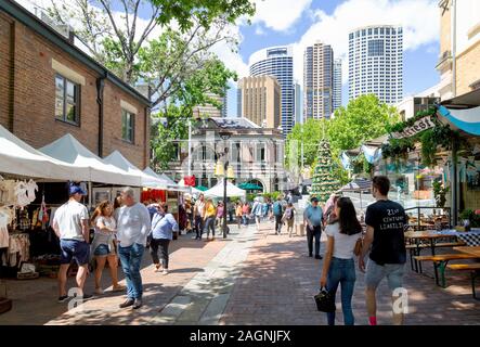 The Rocks Market, Sydney Australie - les gens font du shopping dans les stands par une journée ensoleillée en été, The Rocks, Sydney Australie Banque D'Images