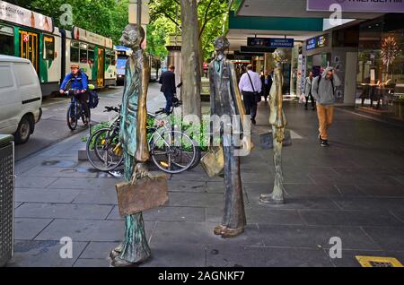 Melbourne, Victoria, Australie - Novembre 03, 2017 : des personnes non identifiées, le trafic et Swanston Promenade Sculptures dans la capitale de Victoria Banque D'Images