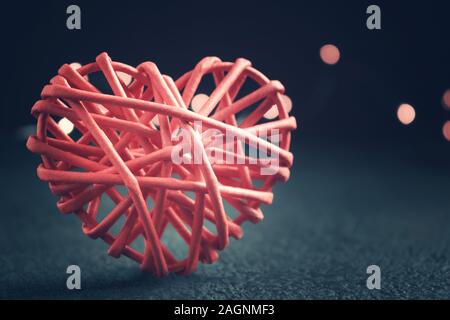 Composition romantique - un coeur en osier, un symbole de l'amour sur une table. Valentines Day concept Banque D'Images