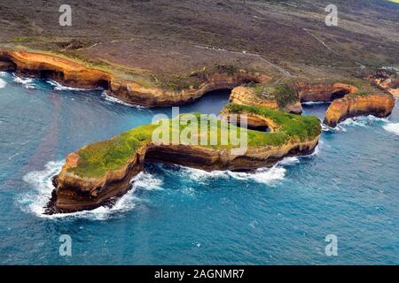 L'Australie, Victoria, Great Ocean Road, Mutton Bird Island et l'autre à Port Campbell National Park Banque D'Images