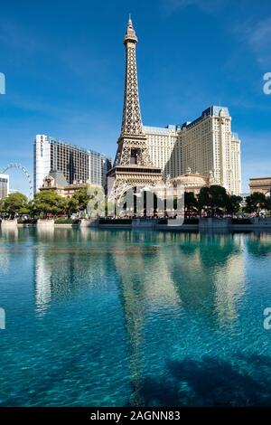 Vue extérieure de la réplique de la Tour Eiffel en face du Paris Las Vegas Hotel and Casino, Las Vegas, Nevada, États-Unis. Banque D'Images