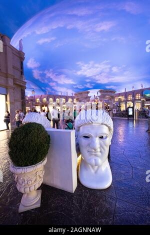 Statues et décor orné à l'intérieur du centre commercial de luxe Forum Shops du Caesars Palace, Las Vegas, Nevada, États-Unis Banque D'Images