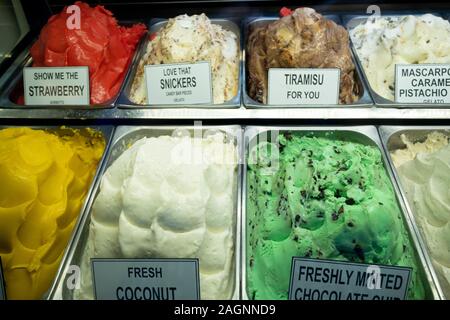 Des glaces gastronomiques italiennes classiques sont exposées dans les boutiques Banque D'Images