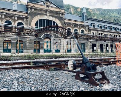 Jaca, Espagne - Juin 2019 : Abandon de la gare internationale de Canfranc dans les Pyrénées espagnoles, Espagne Banque D'Images