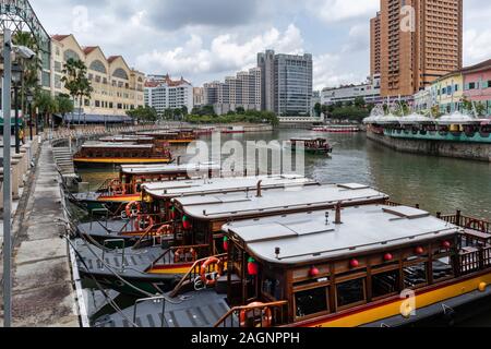 Bateaux de touristes sur la rivière Singapour, à Clarke Quay, Singapour Banque D'Images