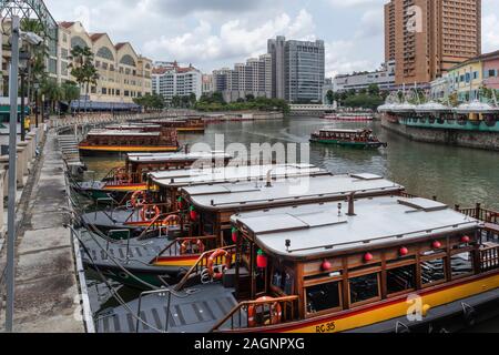 Bateaux de touristes sur la rivière Singapour, à Clarke Quay, Singapour Banque D'Images