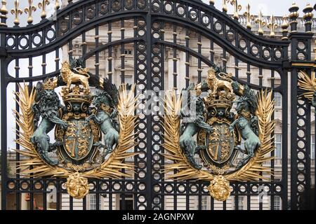 Londres, Royaume-Uni - Octobre 2018 : le fer des décorations sur les portes du palais de Buckingham, la résidence de la famille royale en t Banque D'Images