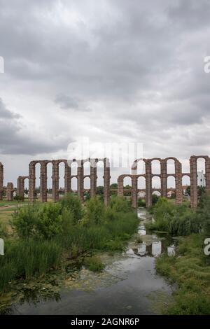 Ruines de l'ancien aqueduc romain dans la ville de Mérida, espagne Banque D'Images