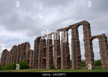 Ruines de l'ancien aqueduc romain dans la ville de Mérida, espagne Banque D'Images