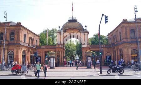 Copenhague, Danemark - May 05th, 2015 : Entrée de Tivoli Gardens amusement park et jardin d'agrément à Copenhague Banque D'Images