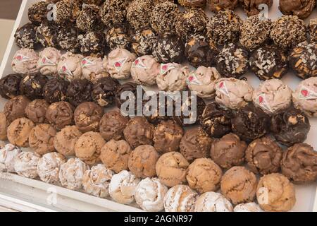 Allemagne, Rothenburg ob der Tauber - Juillet 20, 19 ; fenêtre de magasinage d'une boulangerie en Bavière, Allemagne, rempli de différentes sortes d'un passé traditionnel locat Banque D'Images