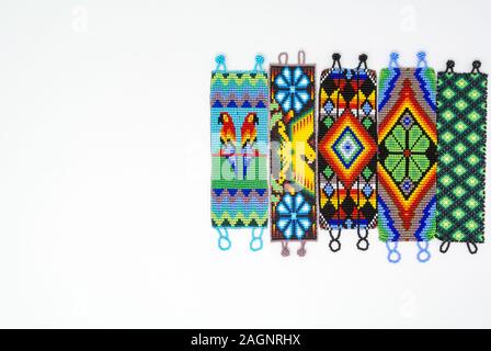 Perles Bracelets Huichol, colle, art faites par tribu Huichol Banque D'Images