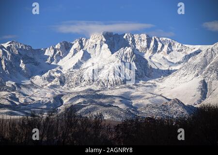 Mont Humphreys dans l'Est de la Sierra dans la matinée avec la première grosse chute de neige de l'année vus de Bishop Californie Banque D'Images