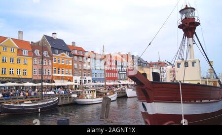 Copenhague, Danemark - May 04th, 2015 : quartier de Nyhavn est un des plus célèbre monument à Copenhague pendant une journée d'été avec en premier plan Banque D'Images