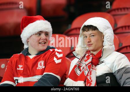 Middlesbrough fans montrent leur soutien dans les peuplements au cours de la Sky Bet match de championnat au stade Riverside, Middlesbrough. Banque D'Images