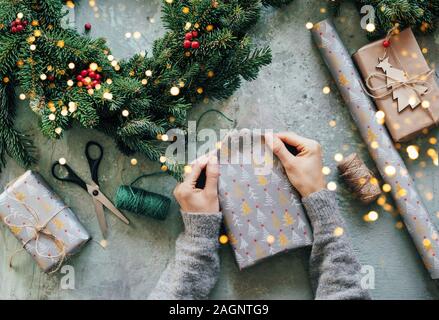 Les mains sont le compactage d'un fort Banque D'Images