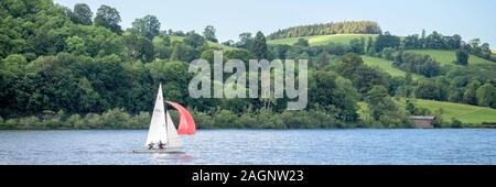 Voilier à Ullswater, Lake District, Royaume-Uni Banque D'Images