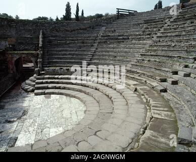 L'Italie. Pompéi. Ancienne ville romaine détruite par l'éruption du Vésuve en 79 ap. Petit Théâtre ou Odéon, construit en 80 avant JC. Cavea. Vue de l'orchestre et caveas. La Campanie. Banque D'Images