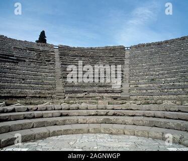 L'Italie. Pompéi. Ancienne ville romaine détruite par l'éruption du Vésuve en 79 ap. Petit Théâtre ou Odéon, construit en 80 avant JC. Cavea. Vue sur les trois niveaux : Imma Cavea (partie inférieure, réservés pour les échelons supérieurs de la société), Media cavea (milieu) et summa cavea (niveaux supérieurs). Campania, Italie. Banque D'Images