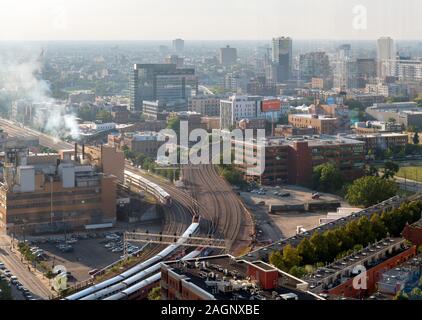 Les trains sur la voie ferrée à Wolf Point menant à la gare Union, Chicago, Illinois, États-Unis Banque D'Images