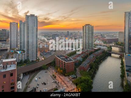 Coucher de soleil sur la voie ferrée à Wolf Point menant à la gare Union, Chicago, Illinois, États-Unis Banque D'Images