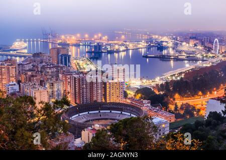 Nuit de Malaga sur la côte méditerranéenne espagnole. Vue sur la Costa del sol avec port éclairé, arbres, lampes de rue, roue ferris Banque D'Images