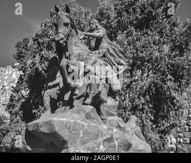 Syrie. Statue et mémorial au commandant arabe du guerrier Saladin, Salah al Din, sur la rue principale menant à la Mosquée surlative Omayyad l'un des bâtiments les plus historiques de Damas Banque D'Images