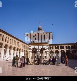 Syrie. La cour intérieure de la mosquée surlative d'Omayyad l'un des bâtiments les plus historiques célèbres de Damas qui a le sarcophage du guerrier arabe des guerres Saints commandant de Saladin et le mausolée très référé du prophète biblique de Saint Jean-Baptiste Banque D'Images