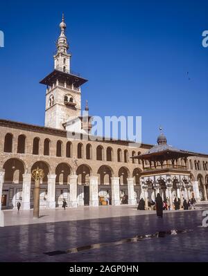 Syrie. La cour intérieure de la mosquée surlative d'Omayyad l'un des bâtiments les plus historiques célèbres de Damas qui a le sarcophage du guerrier arabe des guerres Saints commandant de Saladin et le mausolée très référé du prophète biblique de Saint Jean-Baptiste Banque D'Images