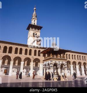 Syrie. La cour intérieure de la mosquée surlative d'Omayyad l'un des bâtiments les plus historiques célèbres de Damas qui a le sarcophage du guerrier arabe des guerres Saints commandant de Saladin et le mausolée très référé du prophète biblique de Saint Jean-Baptiste Banque D'Images