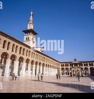 Syrie. La cour intérieure de la mosquée surlative d'Omayyad l'un des bâtiments les plus historiques célèbres de Damas qui a le sarcophage du guerrier arabe des guerres Saints commandant de Saladin et le mausolée très référé du prophète biblique de Saint Jean-Baptiste Banque D'Images