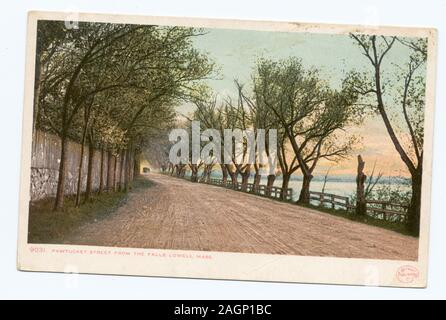 Numéro de série de carte postale : 9031 Detroit est devenu l'entreprise d'édition. Nouvelles mentions légales avec palette de l'artiste marque. Inclus des images avec les dates antérieures à 1906. ; Pawtucket Street à partir de chutes, Lowell, Mass. Banque D'Images