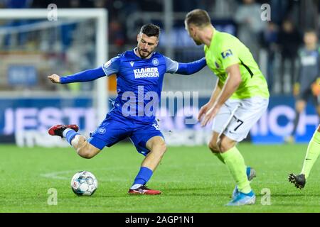 Marco Djuricin (KSC) en duels avec Maximilian Dittgen (Wiesbaden). GES/football/2ème Bundesliga : Karlsruher SC --SV Wiesbaden, 20.12.2019 Football/soccer : 2ème ligue : Karlsruhe vs-Wiesbaden, Karlsruhe, Décembre 20, 2019 | dans le monde d'utilisation Banque D'Images