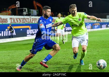 Marco Djuricin (KSC) en duels avec Maximilian Dittgen (Wiesbaden). GES/football/2ème Bundesliga : Karlsruher SC --SV Wiesbaden, 20.12.2019 Football/soccer : 2ème ligue : Karlsruhe vs-Wiesbaden, Karlsruhe, Décembre 20, 2019 | dans le monde d'utilisation Banque D'Images