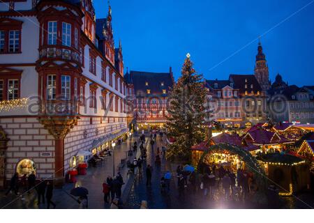 Une photo du marché de Noël à Coburg, Allemagne. Aujourd'hui, les températures ont augmenté à Coburg avec un soleil brillant d'une grande partie de la matinée. Le Noël est également prévue pour être doux. Banque D'Images