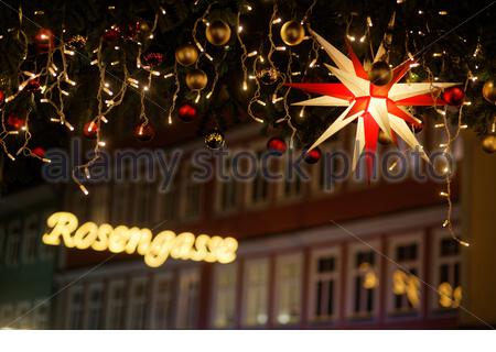 Une photo de Charlotte et marché de Noël décorations à Coburg, Allemagne. Aujourd'hui, les températures ont augmenté à Coburg avec un soleil brillant d'une grande partie de la matinée. Le Noël est également prévue pour être doux. Banque D'Images