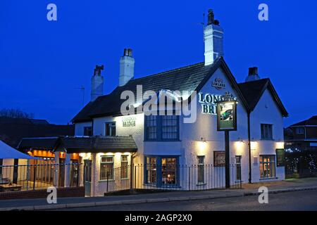 Le London Bridge pub, A49, Appleton, Stockton Heath, Warrington, Cheshire, Angleterre, Royaume-Uni, au crépuscule, JW Lees pub Banque D'Images