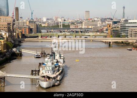 21 août 2019 - Rover Thames, London, Royaume-Uni. Le HMS Belfast, un navire de guerre historique, étant un important monument se trouve amarré au milieu de Londres, E Banque D'Images