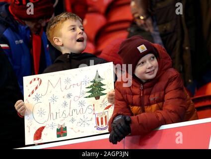 Stoke City's fans montrent leur soutien dans les peuplements au cours de la Sky Bet match de championnat au stade Riverside, Middlesbrough. Banque D'Images