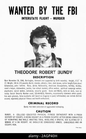 Ted Bundy FBI Avis de recherche. Theodore Robert Bundy (né Theodore Robert Cowell ; le 24 novembre 1946 - 24 janvier 1989) était un tueur en série américain qui a enlevé, violé et assassiné de nombreuses jeunes femmes et jeunes filles pendant les années 70 et peut-être même avant. Après plus de 10 ans de dénégations, avant son exécution en 1989, il a avoué 30 meurtres qu'il a commis dans sept Etats entre 1974 et 1978. Le véritable nombre de victimes est inconnu et peut-être plus élevé. Bundy était considéré comme beau et charismatique, traits qu'il a peut être exploitée pour gagner la confiance des victimes et de la société. Banque D'Images