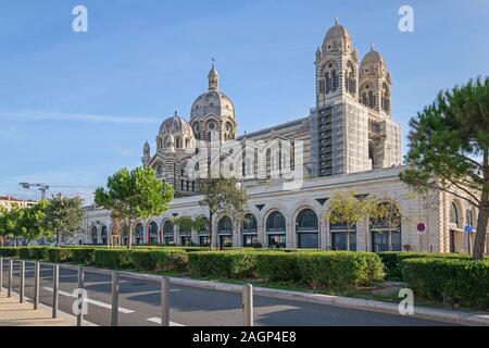 Marseille, France - 1 novembre 2019 : Boulevard Jacques Saade et la nouvelle Cathédrale de Sainte Marie Majeure ou la cathédrale de Marseille, le siège de l'Archdi Banque D'Images