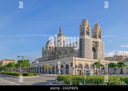 Marseille, France - 1 novembre 2019 : Boulevard Jacques Saade avec magasins et restaurants et de la nouvelle Cathédrale de Sainte Marie Majeure, le siège de l'Ar Banque D'Images