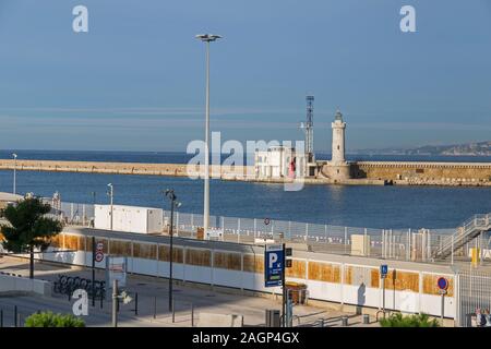 Marseille, France - 1 novembre 2019 : Mer et phare de Saint Marie en face du Mucem et une esplanade Saint-Jean le long des quais de th Banque D'Images