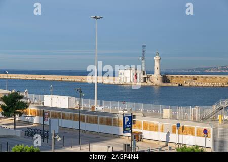 Marseille, France - 1 novembre 2019 : Mer et phare de Saint Marie en face du Mucem et une esplanade Saint-Jean le long des quais de th Banque D'Images