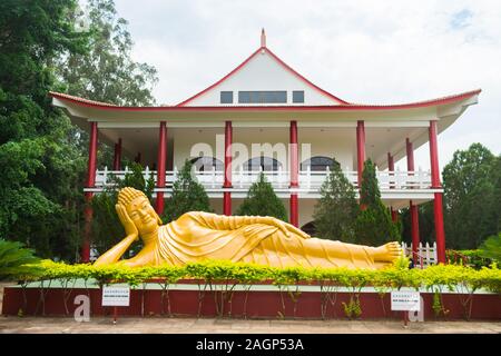 Foz do Iguaçu, Brésil - Circa Octobre 2019 : Bouddha Shakyamuni, statue de Bouddha à Chen Tien Temple bouddhiste Banque D'Images