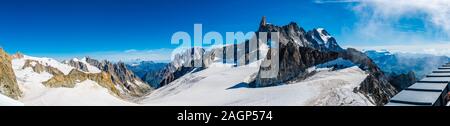 Le Mont Blanc, le toit de l'Europe avec ses 4808 mètres au-dessus du niveau de la mer, est un ensemble de sommets. Donnant sur la mer d'​​Ice les Grandes Jorasses, le Banque D'Images