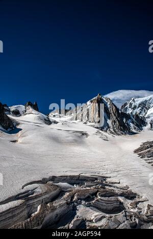 Le Mont Blanc, le toit de l'Europe avec ses 4808 mètres au-dessus du niveau de la mer, est un ensemble de sommets. Donnant sur la mer d'​​Ice les Grandes Jorasses, le Banque D'Images