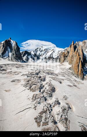 Le Mont Blanc, le toit de l'Europe avec ses 4808 mètres au-dessus du niveau de la mer, est un ensemble de sommets. Donnant sur la mer d'​​Ice les Grandes Jorasses, le Banque D'Images