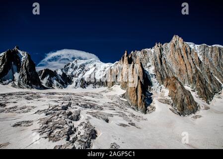 Le Mont Blanc, le toit de l'Europe avec ses 4808 mètres au-dessus du niveau de la mer, est un ensemble de sommets. Donnant sur la mer d'​​Ice les Grandes Jorasses, le Banque D'Images