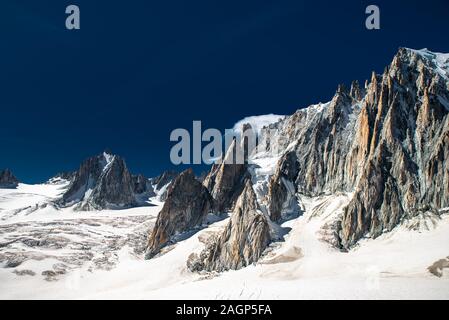 Le Mont Blanc, le toit de l'Europe avec ses 4808 mètres au-dessus du niveau de la mer, est un ensemble de sommets. Donnant sur la mer d'​​Ice les Grandes Jorasses, le Banque D'Images